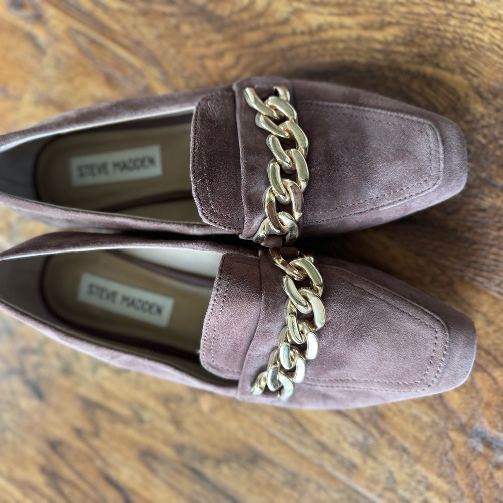 Steve Madden Mauve Loafers with Gold Chain